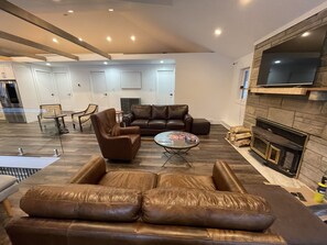 Smart TV, fireplace, table football, books - Newly renovated spacious private farmhouse 5 min from lake. (Knox)