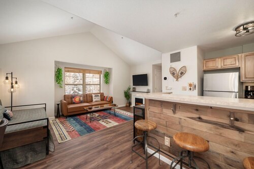 Ideal and modern 1 bedroom - open floor plan and mt views