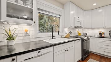 Køleskab, mikrobølgeovn, ovn, kogeplade