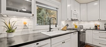 Forest-Nestled Creekfront Cabin, Fireplace & Sauna