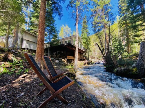 Forest-Nestled Creekfront Cabin, Fireplace & Sauna