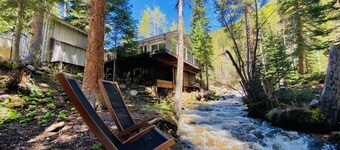 Forest-Nestled Creekfront Cabin, Fireplace & Sauna