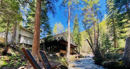 Forest-Nestled Creekfront Cabin, Fireplace & Sauna
