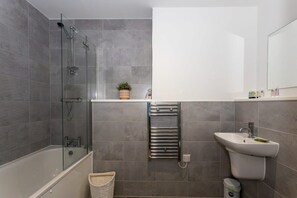 Badekar, hårføner og håndklær