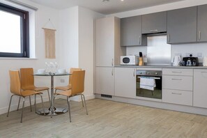 Fridge, microwave, oven, stovetop - Stunning 2 Bed Apartment in Salford, Amazing Views (Greater Manchester)