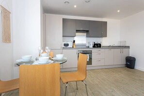 Kjøleskap, mikrobølgeovn, ovn og kokeplater