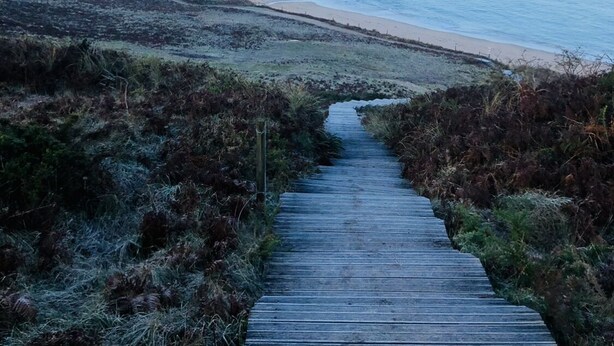 A coastal path leading to a beach with rocky outcrops in the distance. - The roofs of Nazado (2/4 people) (Erquy)