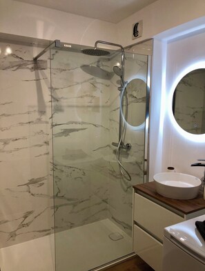 Shower, hair dryer, towels
