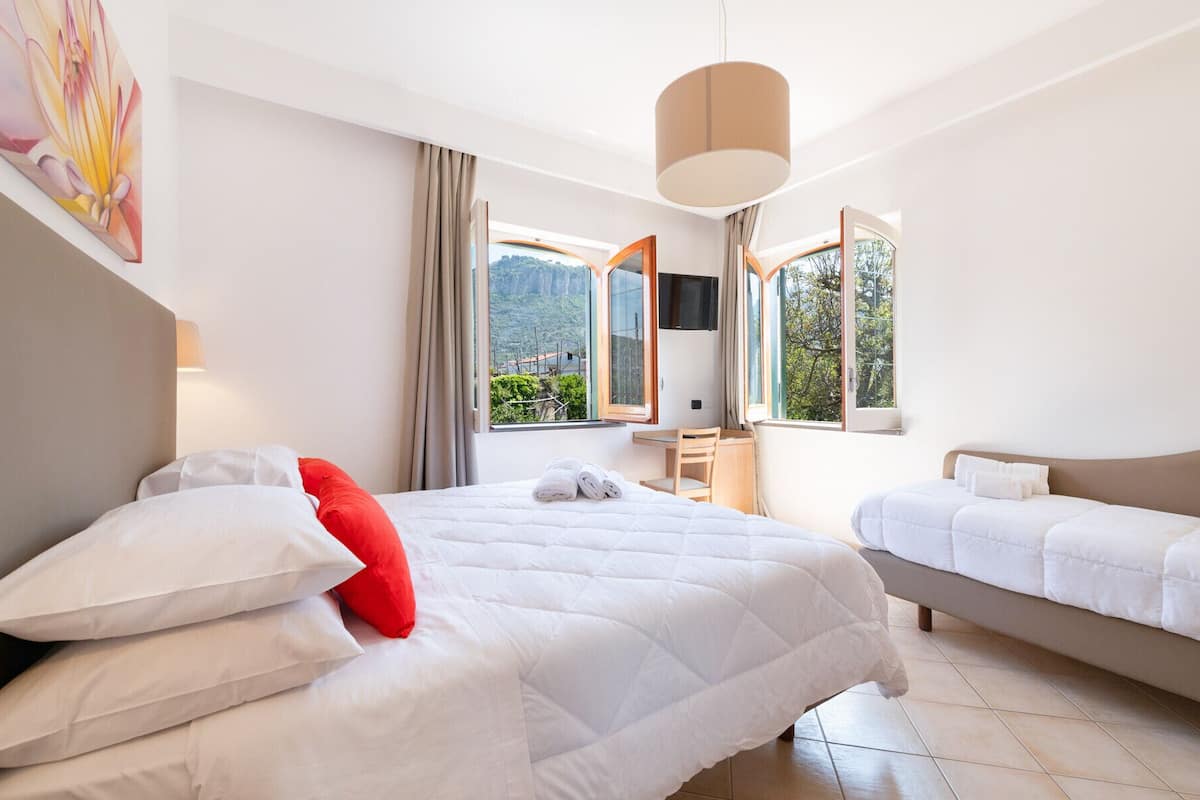 Apartamento, 1 quarto, para fumantes, banheiro privativo | 3 quartos, cofres nos quartos, escrivaninha