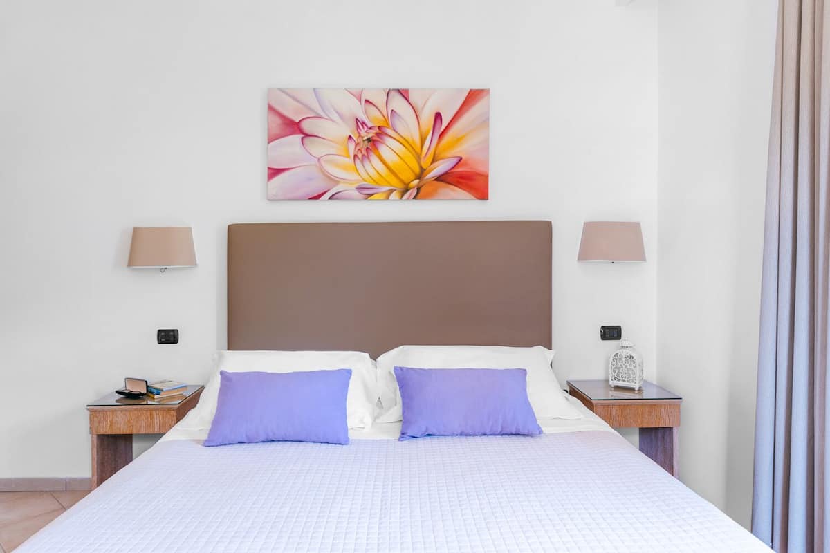Apartamento, 1 quarto, para fumantes, sacada | 3 quartos, cofres nos quartos, escrivaninha