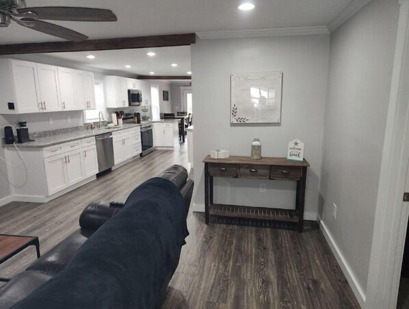 Interior - Coastal Getaway 5 min from the beach and Morehead's Waterfront (Morehead City)