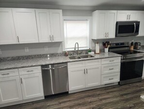 Fridge, microwave, oven, stovetop - Coastal Getaway 5 min from the beach and Morehead's Waterfront (Morehead City)