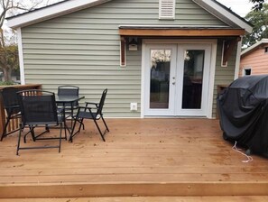 Outdoor dining - Coastal Getaway 5 min from the beach and Morehead's Waterfront (Morehead City)