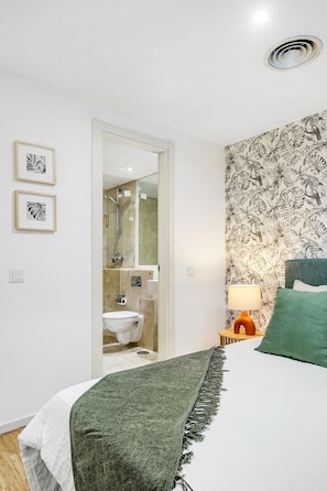 1 habitación, tabla de planchar con plancha, wifi y ropa de cama