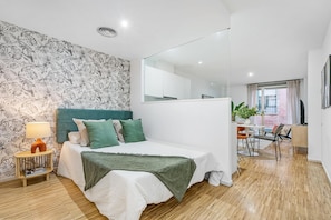1 habitación, tabla de planchar con plancha, wifi y ropa de cama