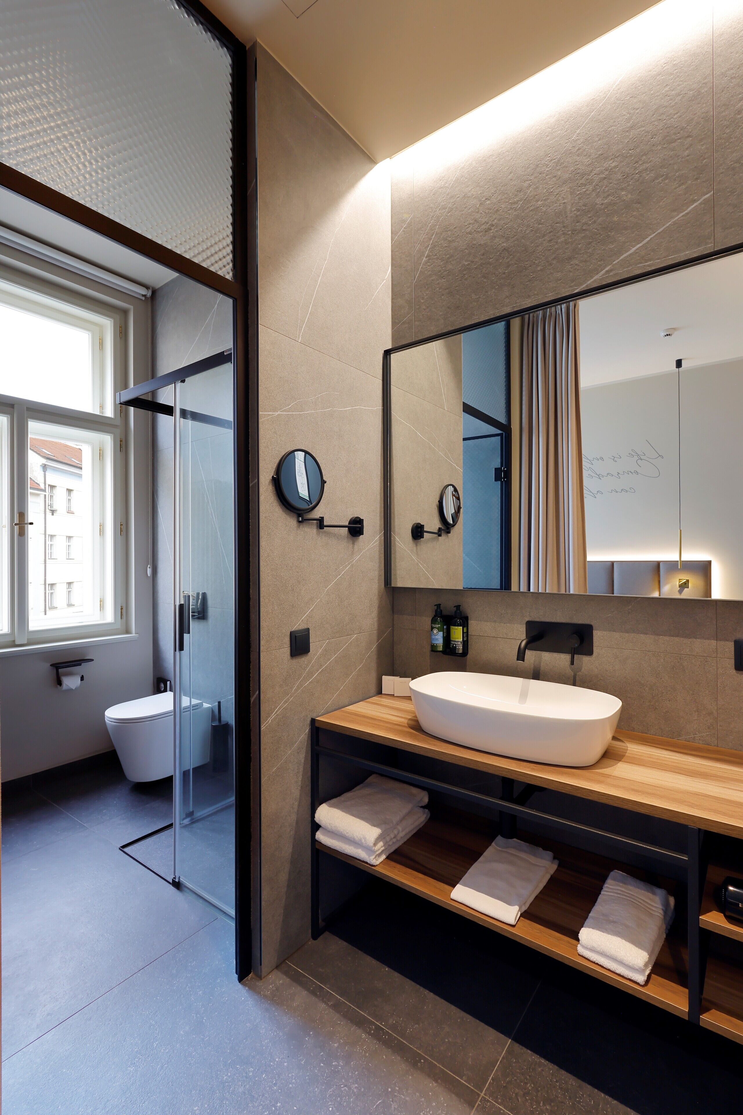 Phòng Suite dành cho gia đình, 2 phòng ngủ | Phòng tắm | Buồng tắm vòi sen, vòi sen phun mưa 