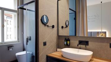 Phòng Suite dành cho gia đình, 2 phòng ngủ | Phòng tắm | Buồng tắm vòi sen, vòi sen phun mưa