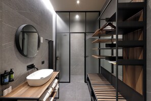 Douche, douche à « effet pluie », articles de toilette de luxe