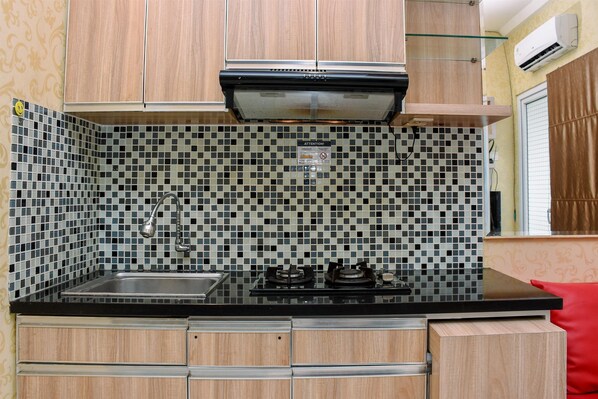 Private kitchen - Comfortable And Strategic 2Br At Green Pramuka City Apartment (Jakarta)