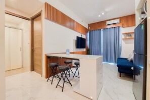 شقة - غرفتا نوم | منطق�ة المعيشة | تلفزيون