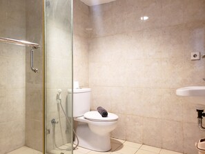 Studio | Bathroom | Shower, free toiletries - Fancy And Nice Studio At Tamansari The Hive Apartment (Jakarta)
