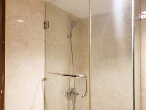 Studio | Bathroom | Shower, free toiletries - Fancy And Nice Studio At Tamansari The Hive Apartment (Jakarta)