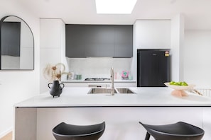 Réfrigérateur, four à micro-ondes, un four, surface de cuisson