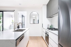 Kühlschrank, Mikrowelle, Ofen, Herdplatte