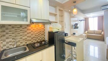 Estúdio | Cozinha privada | Geladeira, cooktop, talheres/pratos/utensílios de cozinha