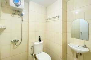 Studio | Bathroom | Shower, free toiletries