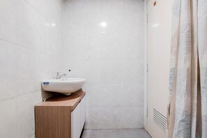 Estudio | Baño | Regadera y amenidades de baño gratuitas 