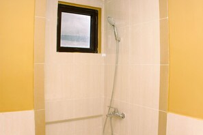 Departamento, 2 habitaciones | Baño | Regadera y amenidades de baño gratuitas 