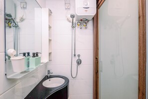 Studio | Badezimmer | Dusche, kostenlose Toilettenartikel