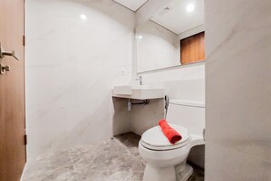 Apartment, 1 Bedroom | Bathroom | Shower, free toiletries