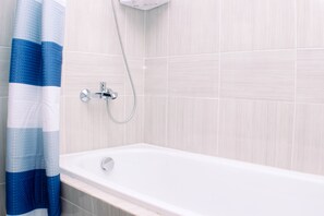 Departamento, 1 habitación | Baño | Regadera y amenidades de baño gratuitas 