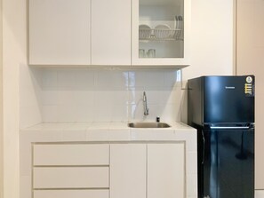 Apartment, 2 Bedrooms | Private kitchen | Fridge, stovetop, cookware/dishes/utensils