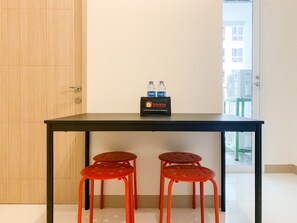 Apartment, 2 Bedrooms | Dining room