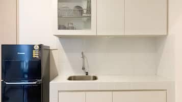 Apartamento, 2 quartos | Cozinha privada | Geladeira, cooktop, talheres/pratos/utensílios de cozinha