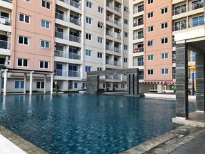 Outdoor pool - Best Choice And Spacey 2Br Apartment At Puncak Bukit Golf Surabaya (Surabaya)