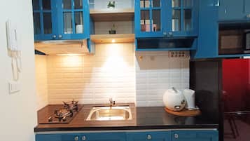 Apartment, 2 Bedrooms | Private kitchen | Fridge, stovetop, cookware/dishes/utensils