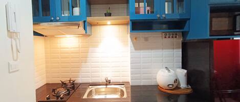 Apartment, 2 Bedrooms | Private kitchen | Fridge, stovetop, cookware/dishes/utensils