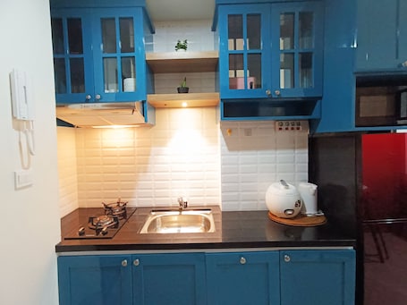 Refrigerador, placa de cocina, utensilios de cocina