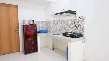 Apartamento, 2 quartos | Cozinha privada | Geladeira, cooktop, talheres/pratos/utensílios de cozinha