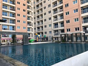 Outdoor pool - Spacious And Best Deal 2Br Apartment At Puncak Bukit Golf Surabaya (Surabaya)