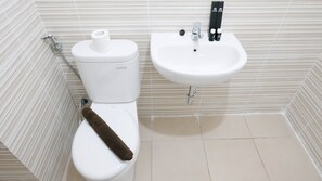 Apartment, 2 Bedrooms | Bathroom | Shower, free toiletries, towels - Spacious And Best Deal 2Br Apartment At Puncak Bukit Golf Surabaya (Surabaya)