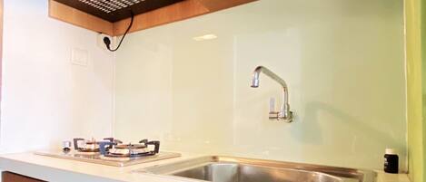 Studio | Private kitchen | Fridge, stovetop, cookware/dishes/utensils