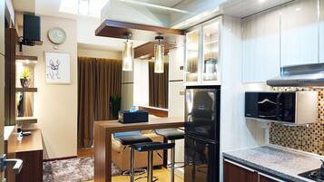 Apartment, 2 Bedrooms | Dining room