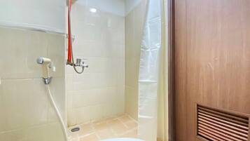 Studio | Bathroom | Shower, free toiletries