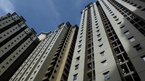 Een hoog gebouw met meerdere verdiepingen en balkons.