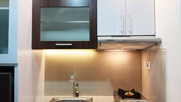 Apartamento, 2 quartos | Cozinha privada | Geladeira, cooktop, talheres/pratos/utensílios de cozinha